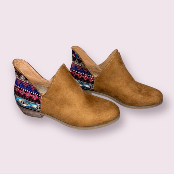 Wild G Embroidered Aztec Suede Ankle Boots NWOT Size Women 6 - Picture 1 of 6